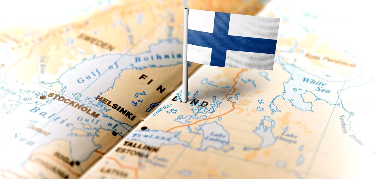 Illustrasjonsbilde som viser kart over Finland og naboland. Det finske plagget er plassert midt i Finland. 