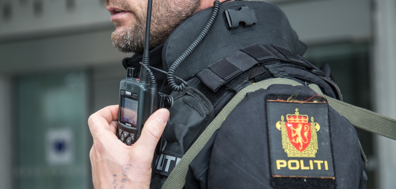 Nærbilde av en politimann som snakker i en Nødnett-terminal  under en PLIVO-øvelse i Stavanger. 