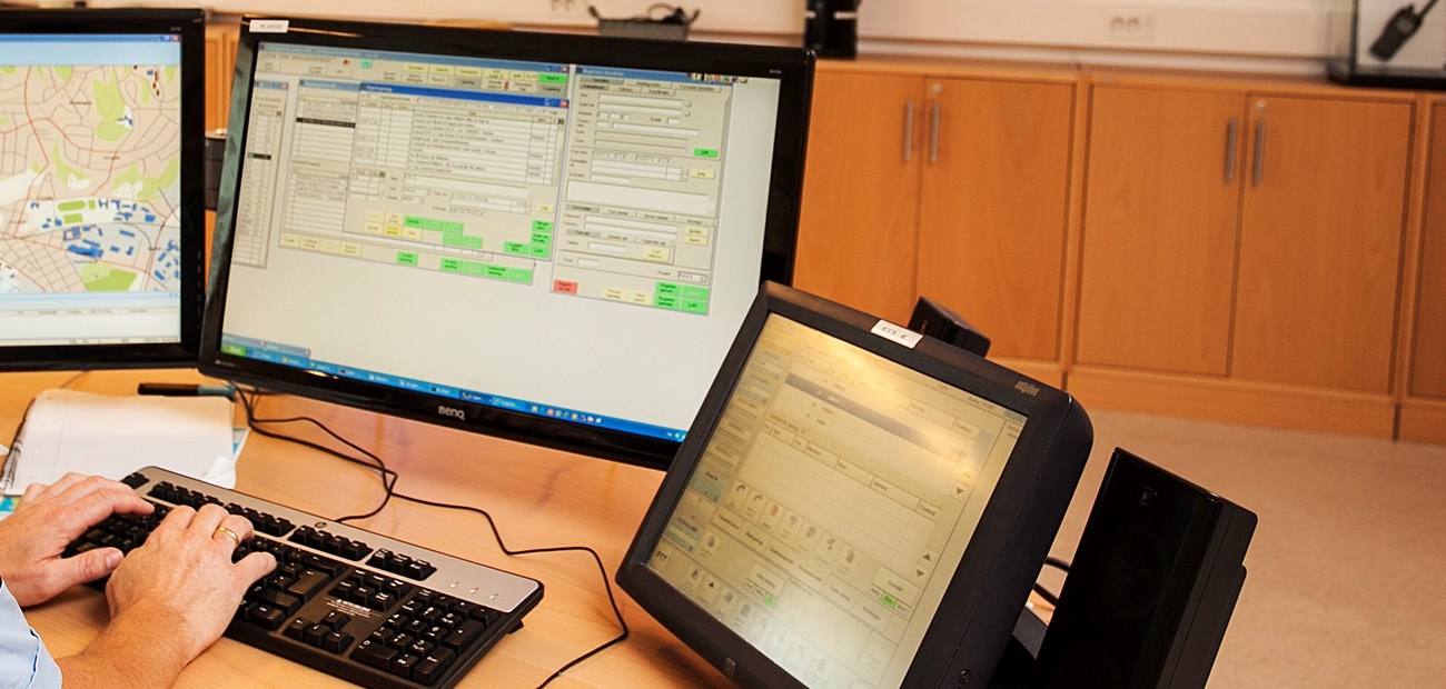Tre skjermer i en operasjonssentral, hvor kommunikasjonsløsningen (ICCS) står i fokus. 