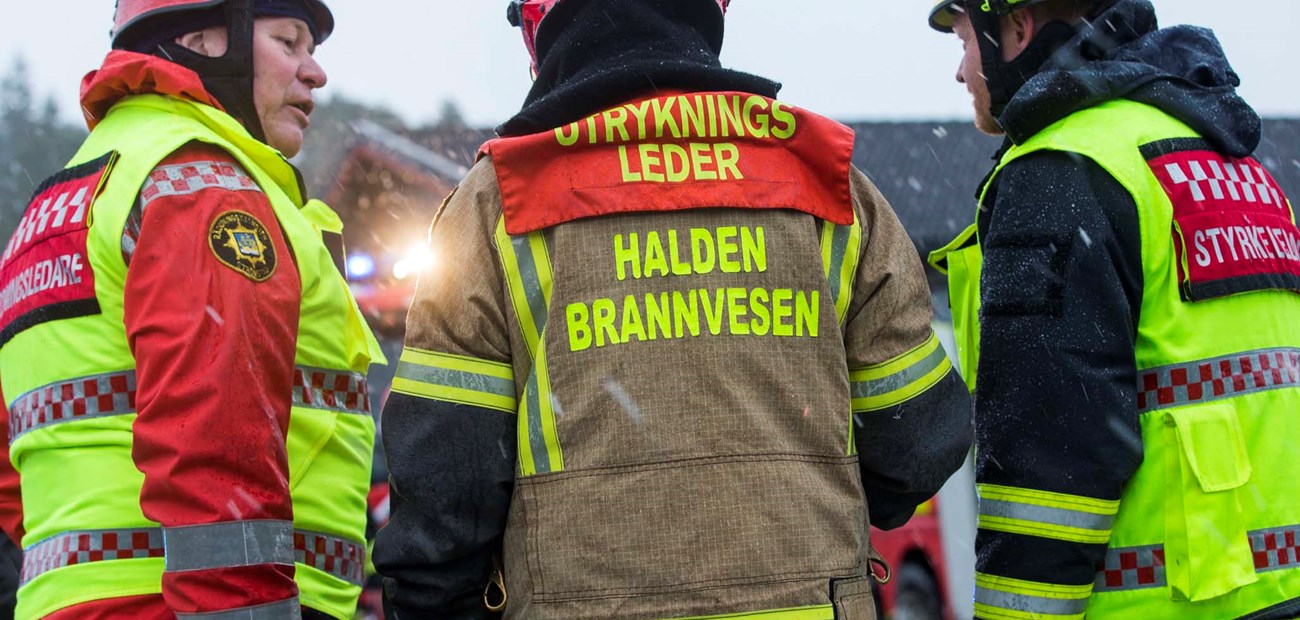 Utrykningslederne fra det svenske og norske brannvesen  i samtale under en felles øvelse i Strømstad. 